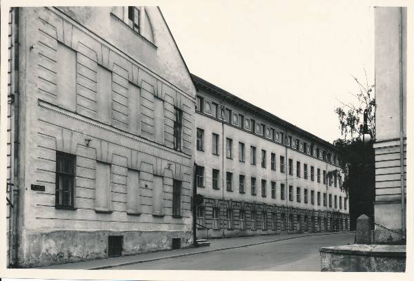 TRÜ keemiahoone ( Kingissepa 2, Jakobi 2). Tartu, 1957.