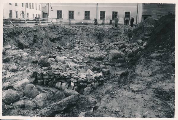 Keskaegsete müüride jäänused Võimla ja Ülikooli t nurgal. Tartu, 1958. Foto E. Selleke.