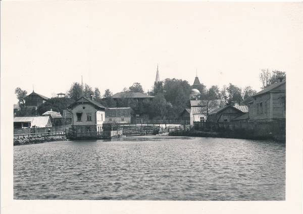 Tartu linnavaade. Meltsi tiik kalakasvatusmajaga. 20. sajandi algus.