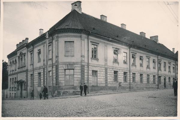 Tütarlaste Gümnaasium (varem reaalkool)  Riia ja Kalevi t nurgal. Tartu, 1923-1925.