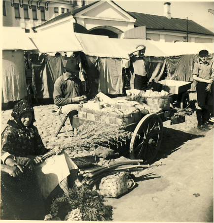 Turg Tartus Emajõe kaldal