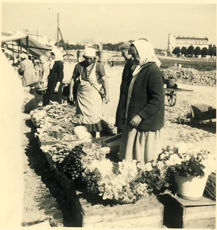 Turg Tartus Emajõe kaldal