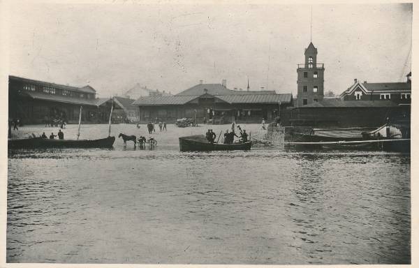 Kevadine üleujutus, taga nn väike kaubahoov, paremal pritsimaja. Tartu, 1898.
