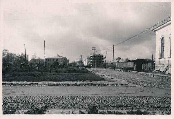 Tiigi ja Pälsoni (Pepleri) t nurk. Otse ees Tiigi t, paremal Maarja kiriku nurk. Tartu, 1958.