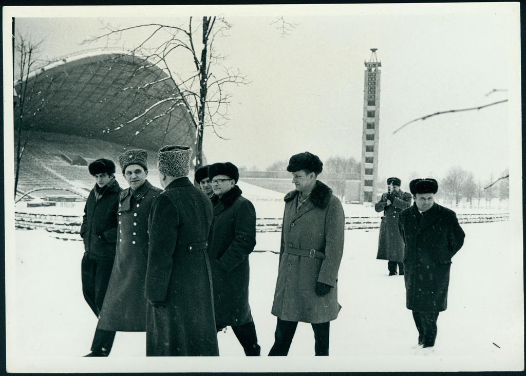 Tšehhoslovakkia tuletõrjejuhtide delegatsioon Tallinna lauluväljakul.