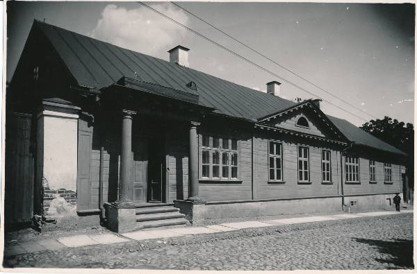 Tiigi 9. Tartu, 1914. Foto J. Pääsuke.

Piiratud juurdepääsuga foto; originaal ERMis.