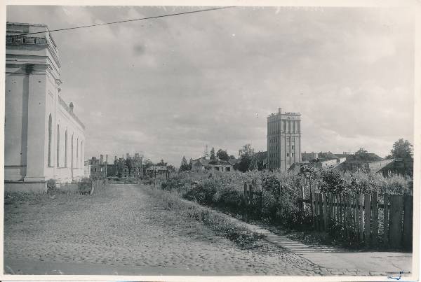 Vaade Maarja kiriku (vasakul) juurest: taga sõjavaremetes Tiigi t, paremal veetorn.  Tartu, 3.08.1946.