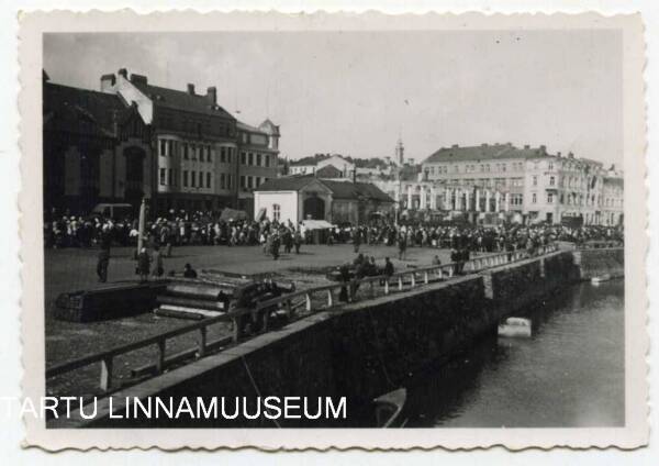 Tartu turg Emajõe kaldal (saksa okupatsiooni ajal), ca 1942-1944.