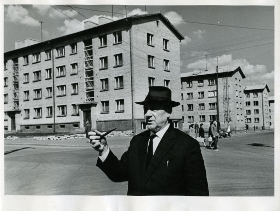 Kauaaegne Tartu linna peaarhitekt Arnold Matteus uues Tiigi t uuselamute rajoonis. Tartu, 1963. Foto Kaljo Raud.