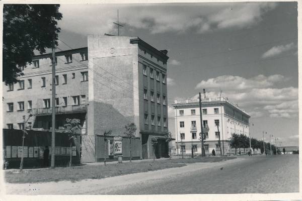 Riia tänav (vaade kesklinna suunas), vasakul Riia t ja Pälsoni t nurk. Tartu, 1957.