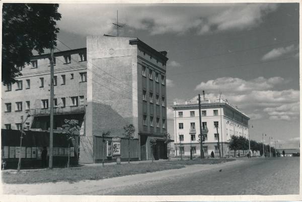 Riia tänav (vaade kesklinna suunas), vasakul Riia t ja Pälsoni t nurk. Tartu, 1957.