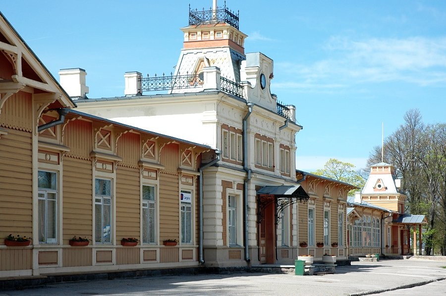 The main building of Haapsalu Railway Station with perrons