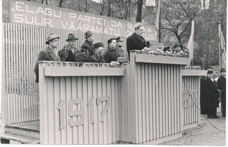 Foto. Suure Sotsialistliku Oktoobrirevolutsiooni 50. aastapäeva maiparaad Haapsalus. Vaade tribüünile. 1967.