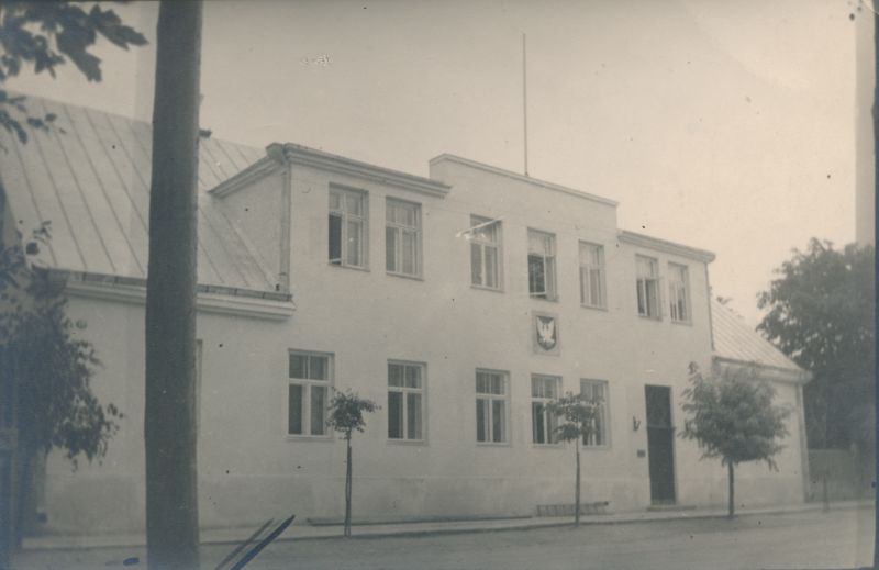 Foto. Läänemaa vapp maakonna hoonel (dolomiit, punasel põhjal valge kotkas, hävinud). Valminud ca 1935.a. (A.Haavamäe andmeil), 4.juulil 1937 (skulptori mälestuste järgi).
Foto R.Haavamägi.