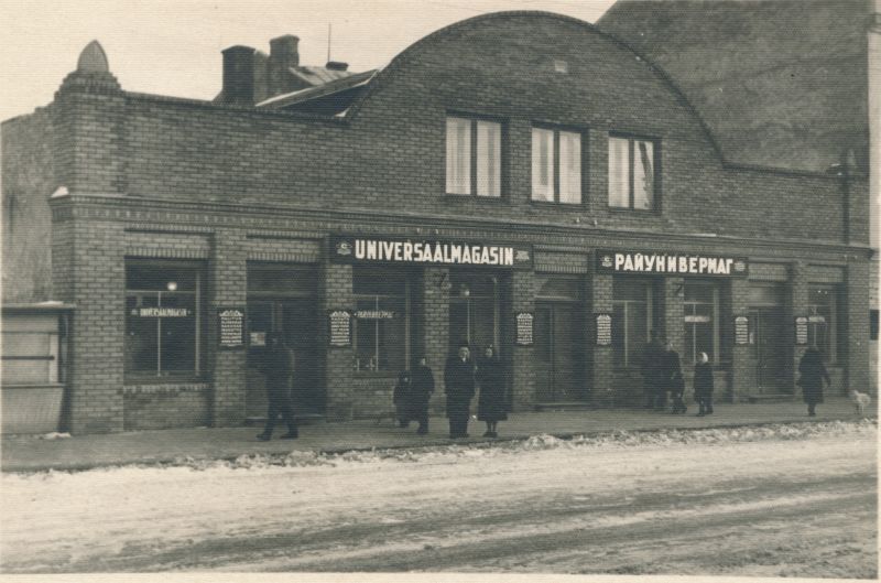 Foto. Roman Haavamäe poolt kujundatud kaupluse sildid Karja t Haapsalu. 1946-48.