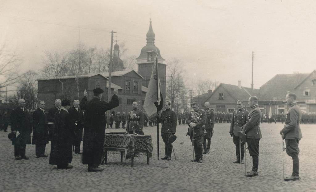Foto.Sõjaväeparaad Võru turuplatsil  18.detsembril 1931.a. 7.jalaväerügemendi 13 aastapäeva auks.