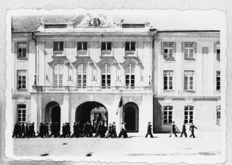 21.juuni 1940.a. sündmused Tallinnas. Demonstrandid mööduvad Toompea lossist.