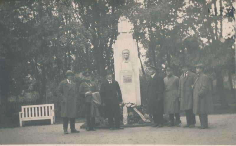 Foto. R. Tobiase monument Haapsalus. Grupp inimesi, kelle seal H. Alver ja R. Haavamägi. 1929.