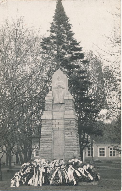 Foto. Lilleehtes Vabadussõja mäletussammas Haapsalu turuplatsil 09.11.1924.