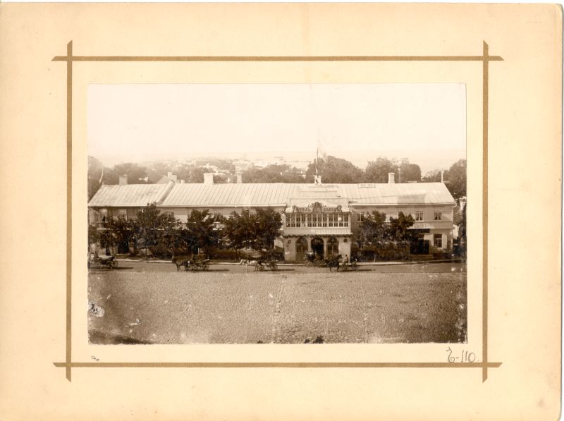 Foto. Hotell "Salon" turuplatsil ja hotelli ees seisvad voorimehed. u 1900.