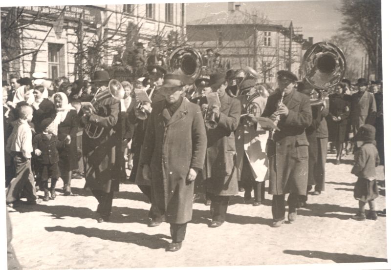 Foto. 1. mai rongkäik turuplatsil Haapsalus 1949. Esiplaanil orkester.