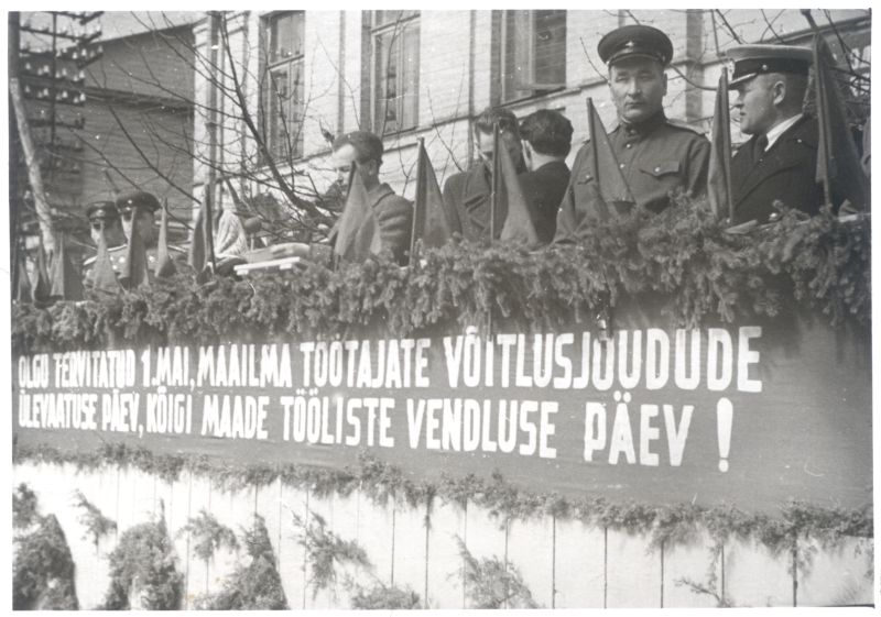 Foto. 1. mai miiting Haapsalu turuplatsil. Vaade tribüünile. 1949.