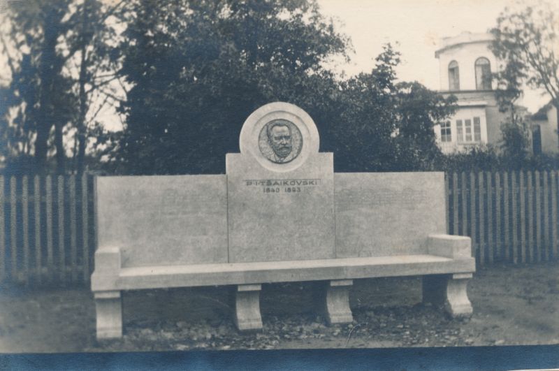Foto. Haapsalu, Tšaikovski pink kohe püstitamise järel 1940, saare marmor, pronks, Foto R.Haavamägi, 1940