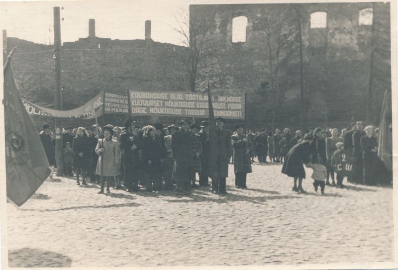Foto. 1. mai 1948. a pidulik tähistamine Haapsalus. Miitingust osavõtjad  loosungite ja lippudega Turuplatsil.