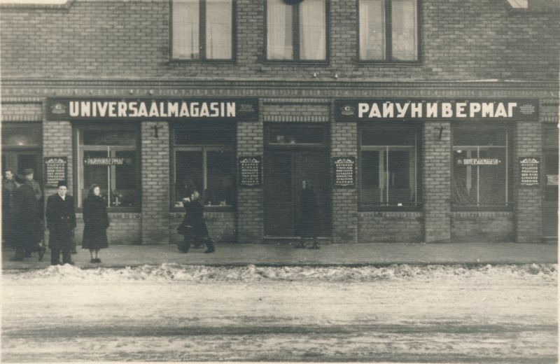 Foto. Roman Haavamäe poolt kujundatud kaupluse sildid Karja t Haapsalu. 1946-48.