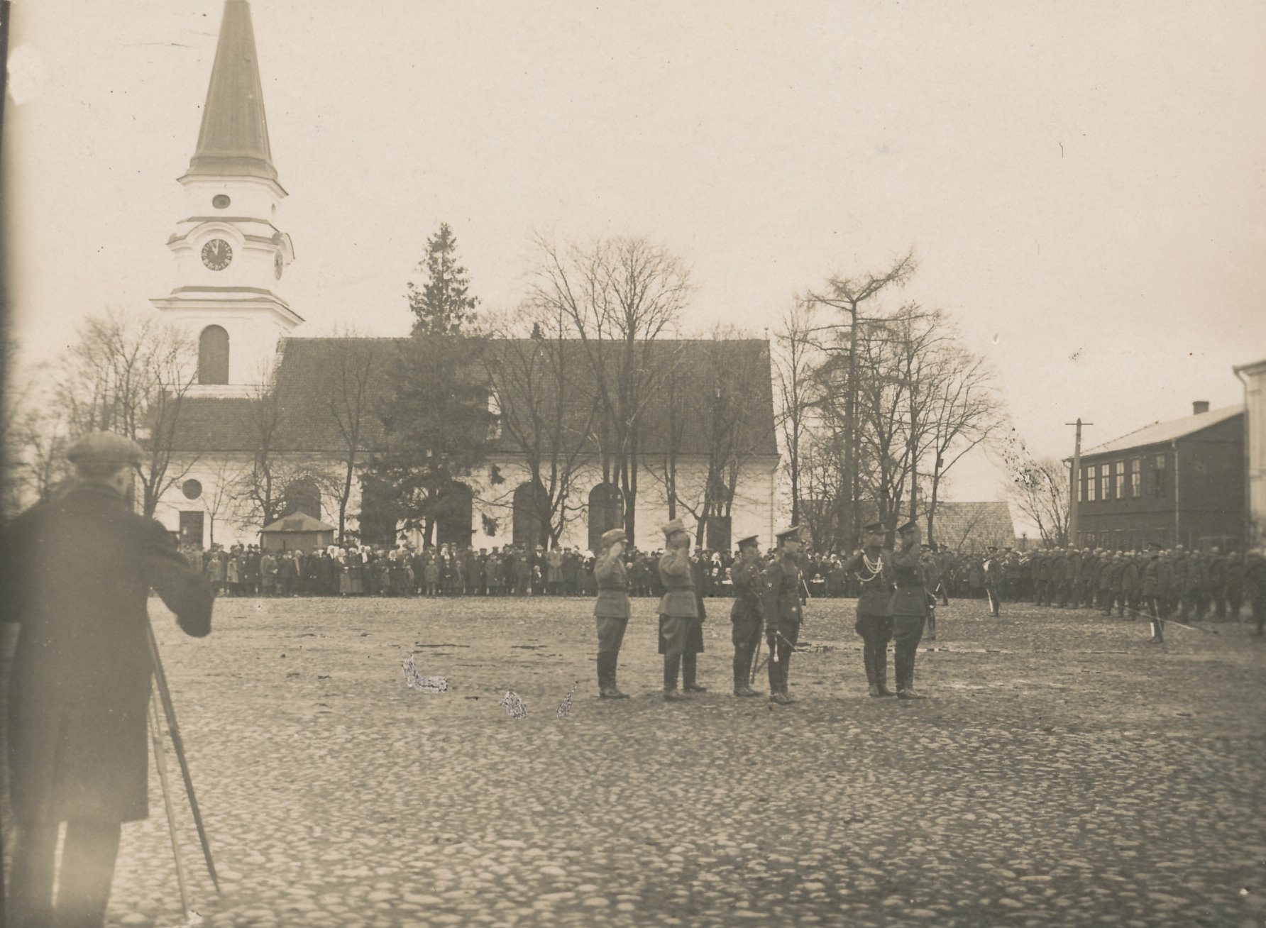 Foto. Eesti kaitseväe paraad  Võru turuplatsil  8. Üksiku Jalaväepataljoni aastapäeval 1. mail 1926.a.