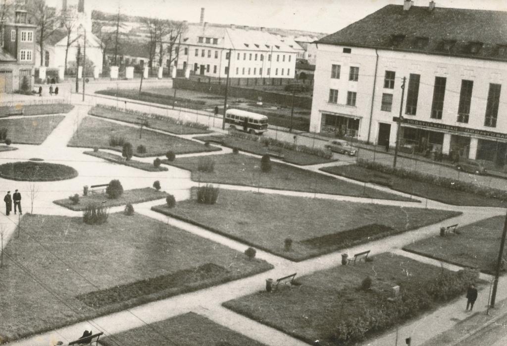 Foto. Vaade Võru Komsomoli väljakule täitevkomitee hoonelt 1961.a. ( endine turuplats).