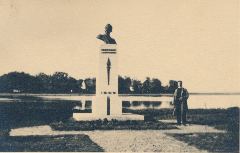 Foto. Roman Haavamägi seismas Bernhard Laipmanni monumendi kõrval.