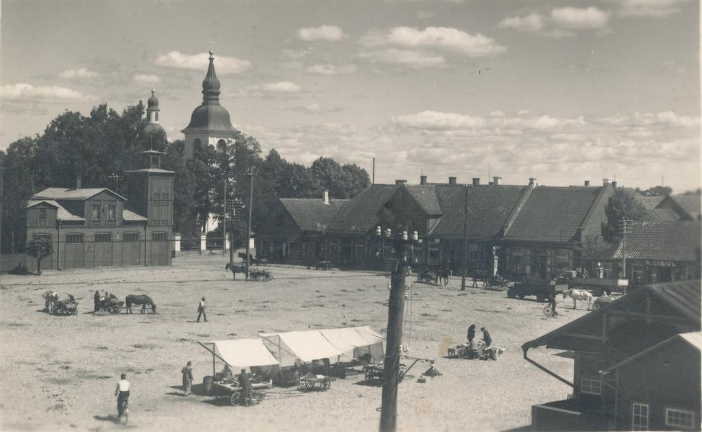 Fotopostkaart. Võru linna turuplats 1937.a. pärast äsjalõppenud turupäeva.