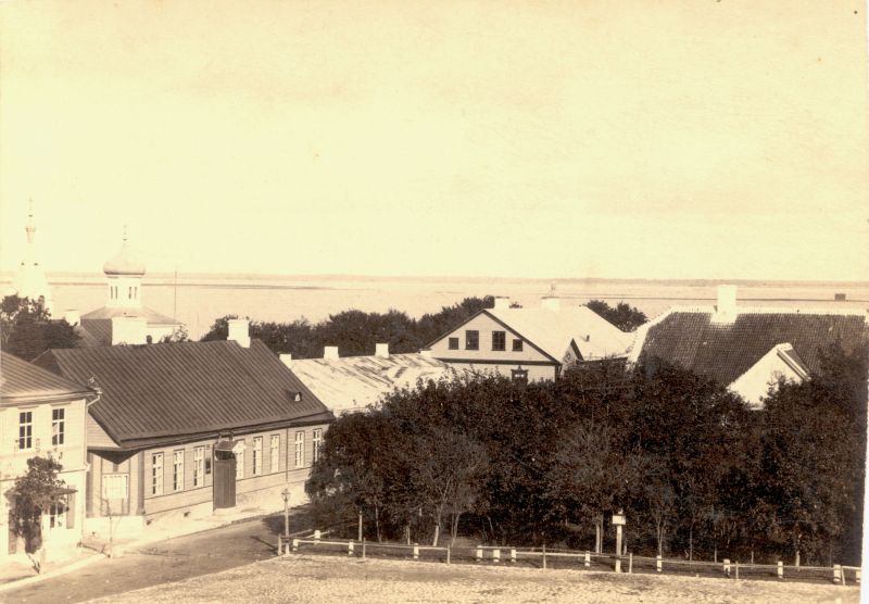 Foto. Vaade Turuplatsile ja raekoja pargile lossimüüridelt või hotell " St Peterburgi" rõdult. u 1885.