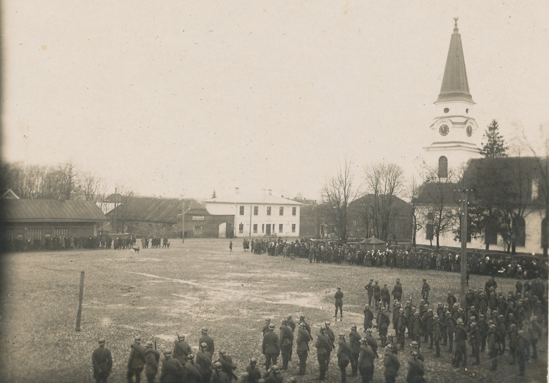 Foto. Eesti kaitseväe paraad  Võru turuplatsil  8. Üksiku Jalaväepataljoni aastapäeval 1. mail 1926.a.