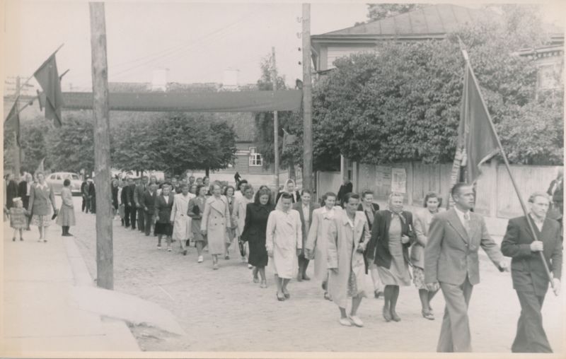 Foto. ENSV 10. aastapäeva pühitsemine Haapsalus 21.07.1950. Töötajate rongkäik saabumas Turuplatsile.
