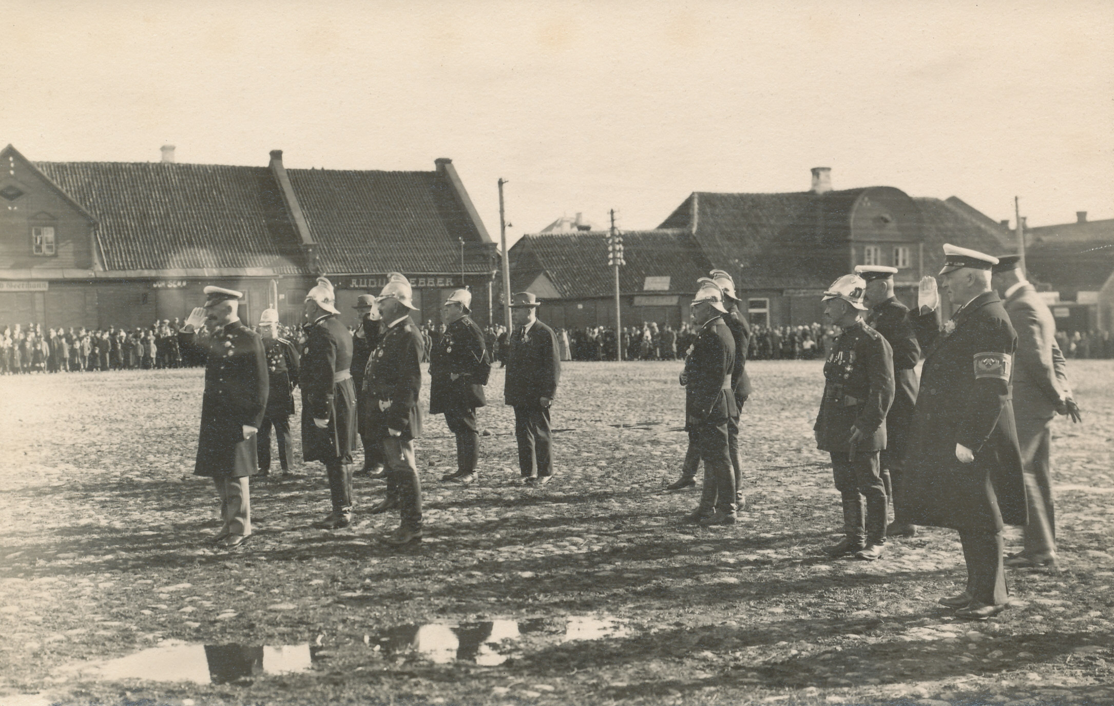 Foto. Võru Vabatahtliku Tuletõrje Seltsi  58. aastapäeva paraadi vastuvõtjad linna turuplatsil 1925.a.