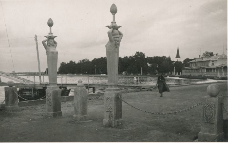 Foto. "Tulekandjad", 1934-1935, Saaremaa marmor, hävinud, osaliselt poseeris A.Haavamägi.
Foto: J.Grünthal.