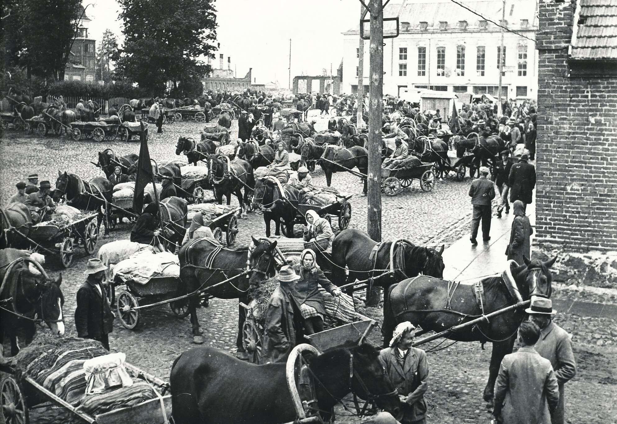 Foto.  Leevi valla talupoegade punavoor Võru turuplatsil 1945.a.