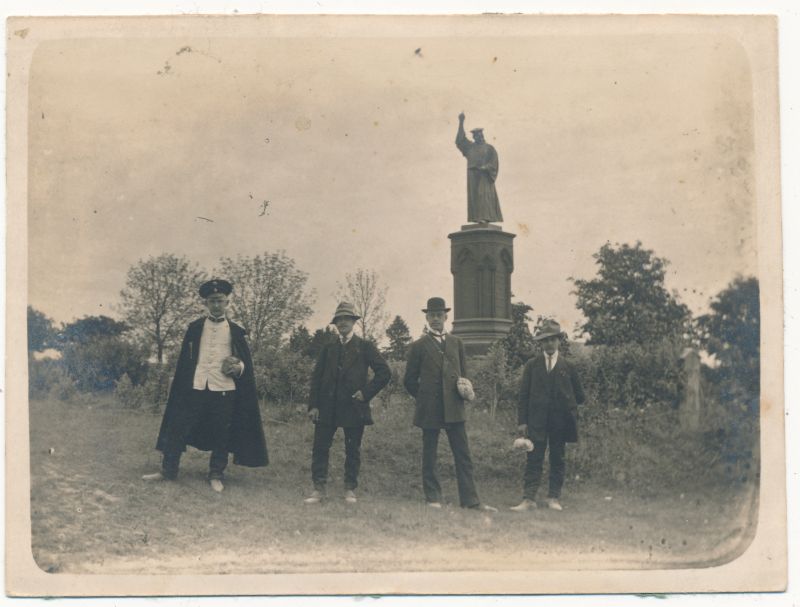 Foto. Neli meest Keilas luterluse mälestussamba juures (hävinud), vasakult teine R. Espenberg, 1916