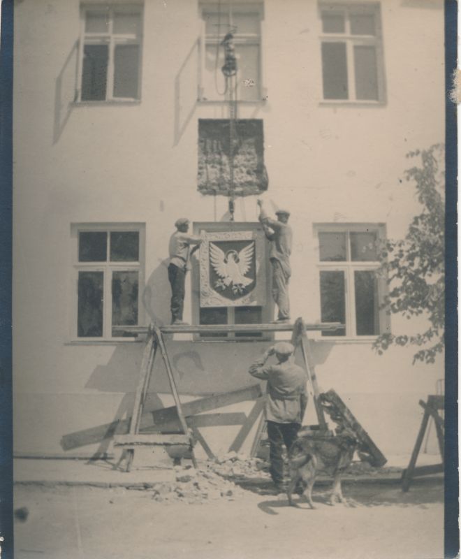 Foto. Haapsalu, Suur-Lossi tänav, maavalitsuse hoonele Läänemaa vapi paigaldamine 1937.a.
Foto: R.Haavamägi.
