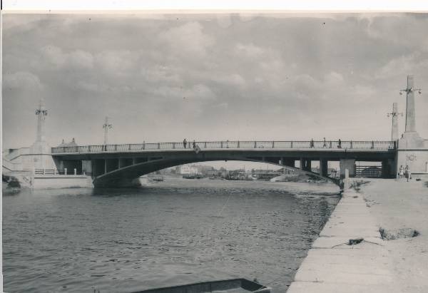 Uus valminud sild - Võidu sild - Emajõel turuhoone juures. Tartu, 1958.