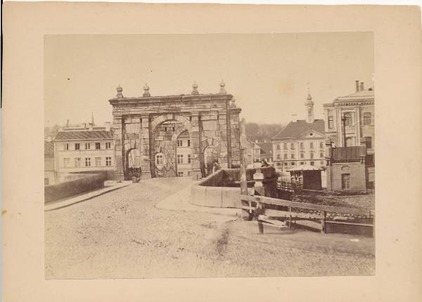 Kivisild, vaade ülejõelt Raekoja platsi suunas. Tartu, 1880-1890.