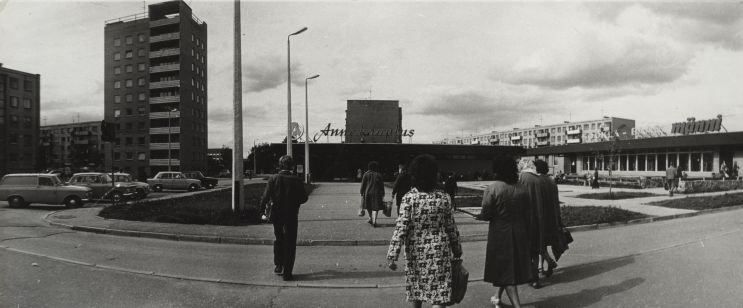 Annelinn: korrusmajad, kauplus Anne, söökla Männi.  Tartu, 1980. Foto Elmar Soome.