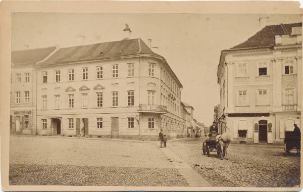 Raekoja plats ja Rüütli t algus, vasakul Raekoja plats 6 (nn vana ülikool). Tartu, enne 1885.