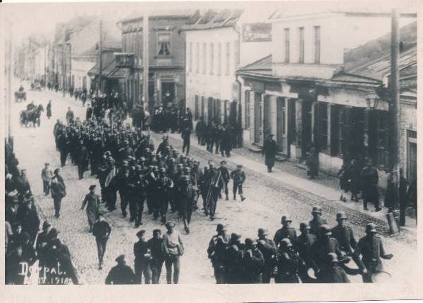 Saksa okupatsioonivägede vahiparaad. Tartu, 1918.a.