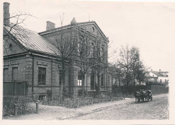 Korporatsiooni Livonia konvendihoone (Veski t 13).  Tartu, 1912.
Voorimees tänaval.