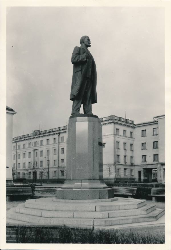 Ausammas: Lenin (Lenini väljak Riia mäel), taga Riia 13. Tartu, aprill 1961.