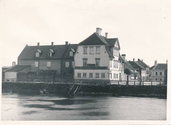 Hobuse t. Esiplaanil Treffneri gümnaasium, taga praegune Narva 23 hoone. Tartu, 1910-1915.