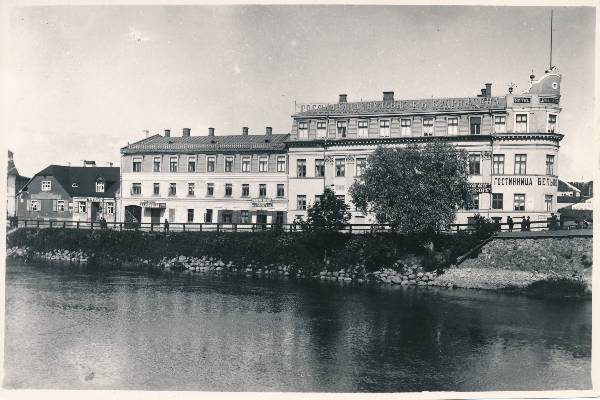 Tartu linnavaade. Hotell Bellevue Kalda ja Raekoja (Raatuse) tn nurgal. 20. sajandi algus.